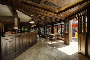 Bar (on property) - Floral Lux Hotel Qinghe Hotel  (Dali)