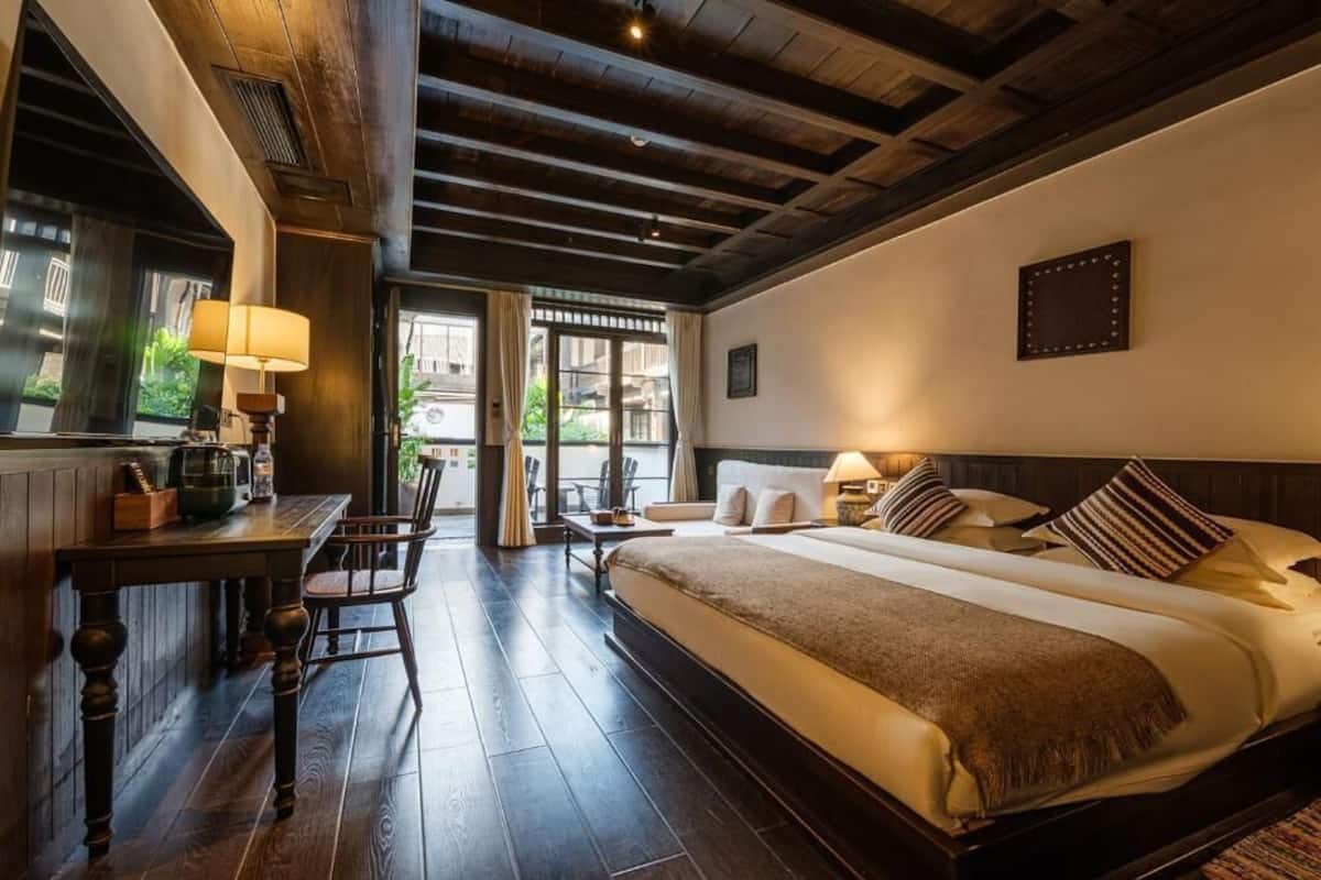 Chambre Double Deluxe, vue ville | Coffres-forts dans les chambres, bureau