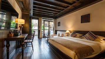 Kahden hengen deluxe-huone, kaupunkinäköala | Tallelokero huoneessa, työpöytä