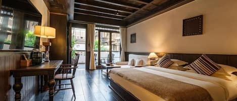 Chambre Double Deluxe, vue ville | Coffres-forts dans les chambres, bureau