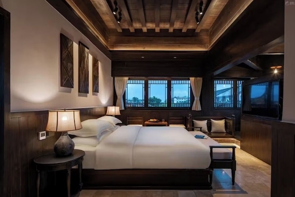 Royal Suite, City View | Egyptian cotton sheets, premium bedding, down comforters, minibar