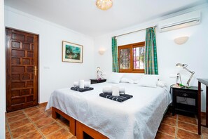 4 chambres, fer et planche à repasser, Wi-Fi, draps fournis