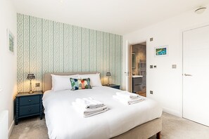5 bedrooms, desk, iron/ironing board, Internet - Stylish Kensington Home & Roof Terrace (London)