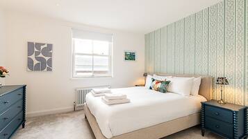 5 bedrooms, desk, iron/ironing board, Internet