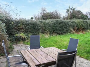 Outdoor dining - Spacious house sleeping ten, perfect for large families or groups. (Pembroke)