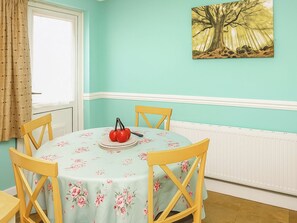 Dining - A lovely house in great location for exploring North Kent and Medway towns. (Murston, near Sittingbourne)