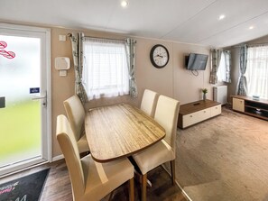 Dining - Comfortable two-bedroom static caravan in Skegness sleeping up to six guests. (Skegness)