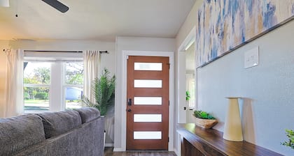 Group-Friendly 4BR Sleeps 14 Game Room Near Uptown and Galleria