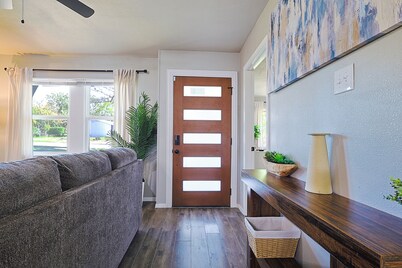 Stylish Dallas Retreat - Sleeps 14 - Game Room + Prime Location near Galleria
