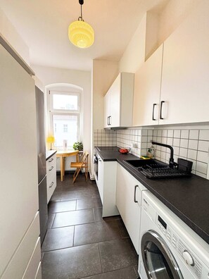 Fridge, microwave, oven, stovetop - Bright Apartment with Balcony (Berlin)