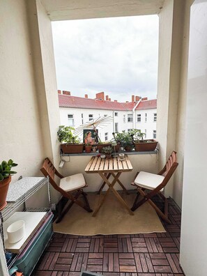 Outdoor dining - Bright Apartment with Balcony (Berlin)