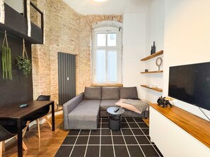 TV - Cozy Studio for 4 on Prenzlauer Allee (Berlin)