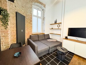 TV - Cozy Studio for 4 on Prenzlauer Allee (Berlin)