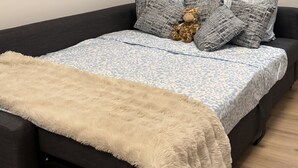 A bedroom with a bed, pillows, a blanket, a wall-mounted light, a window with curtains, and a painting. - Comfort in Le Mont-Dore - Pets allowed (Mont-Dore)