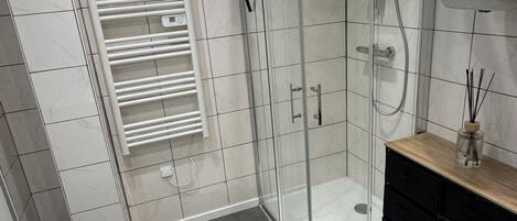 Haartrockner, Seife, Shampoo, Toilettenpapier