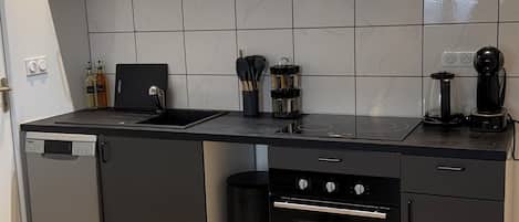 Frigorifero, microonde, forno, piano cottura