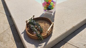 Ein Swimmingpool mit Liegestühlen, einer Champagnerflasche und bunten Eiswürfeln in einem Glas.