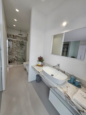 Shower, hair dryer, towels - Villa Nilde – Luxury Pool Villa in Authentic Puglia (Triggianello)