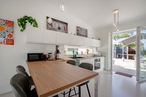 Een koelkast, een magnetron, een oven, een kookplaat