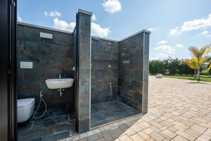 Douche, sèche-cheveux, serviettes fournies