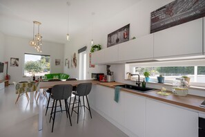 Fridge, microwave, oven, stovetop - Villa Nilde – Luxury Pool Villa in Authentic Puglia (Triggianello)