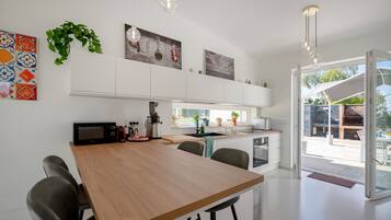 Frigorifero, microonde, forno, piano cottura