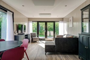 Smart TV - Spacious Holiday Home in Julianadorp (Julianadorp)