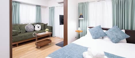 Condo luxo, 2 quartos, sacada, vista para a cidade | Cortinas blackout, ferros/tábuas de passar roupa, Wi-Fi de cortesia