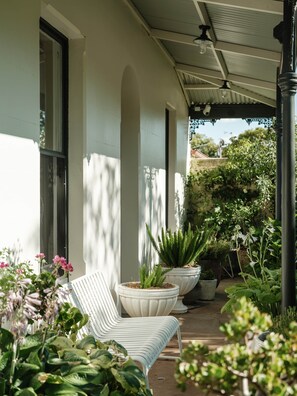 Terrace/patio - Historic 1860s Estate - 4 Ensuites & Grand Fireplace (Daylesford - Hepburn Springs)