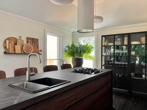 Fridge, microwave, oven, stovetop - Historic 1860s Estate - 4 Ensuites & Grand Fireplace (Daylesford - Hepburn Springs)