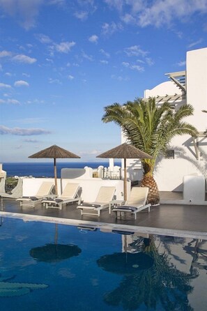 Outdoor pool - Rena Suites (Santorini)