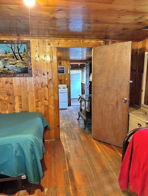 Room - Cabin #5 Serene 2-bedroom rustic cabin in Gould, perfect for a peaceful getaway. (Walden)