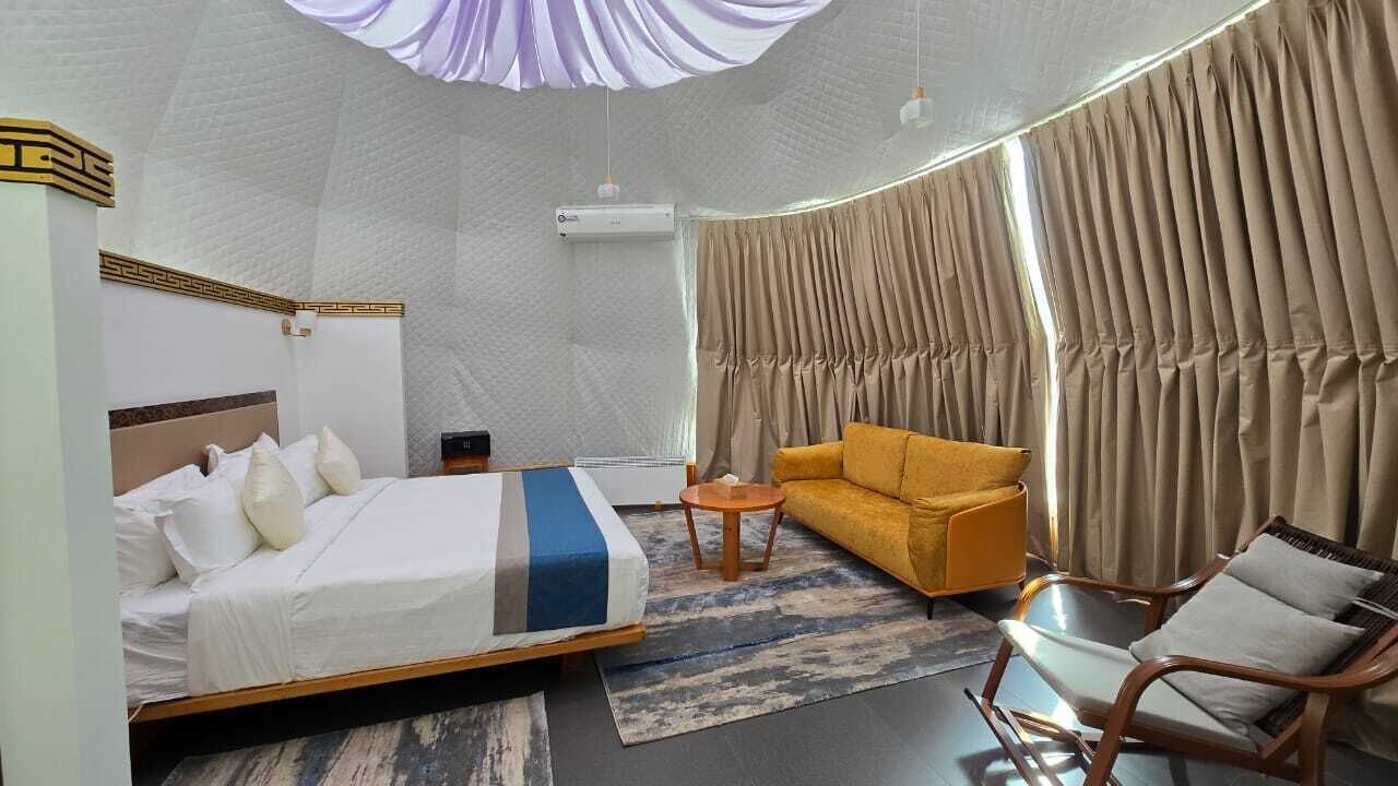 Caja de seguridad en la habitación y escritorio 