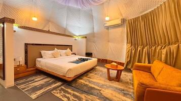 Caja de seguridad en la habitación y escritorio