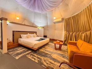 Caja de seguridad en la habitación y escritorio