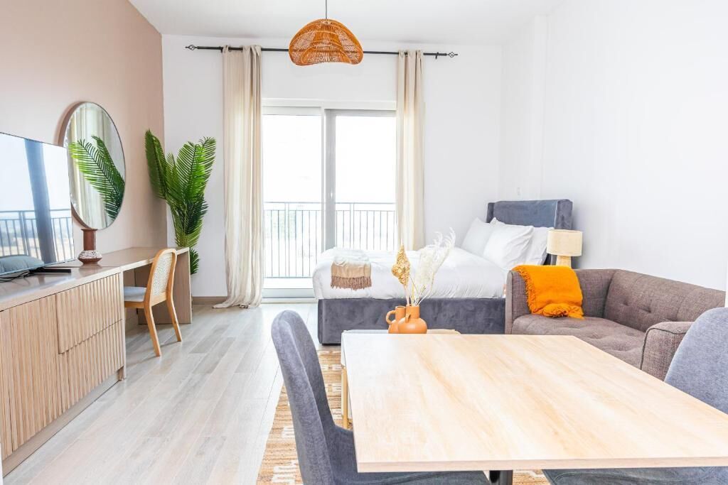 Leilighet, balkong, kanalutsikt | Oppholdsområde