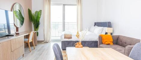 Leilighet, balkong, kanalutsikt | Oppholdsområde