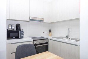 Private kitchen - Bloomfields Stu Waterfront Studio (Abu Dhabi)