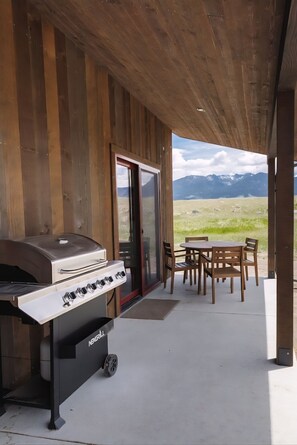 Outdoor dining - Moss Rock Ridge | Quiet Luxury in Paradise Valley - under 40 mins to Yellowstone (Livingston)