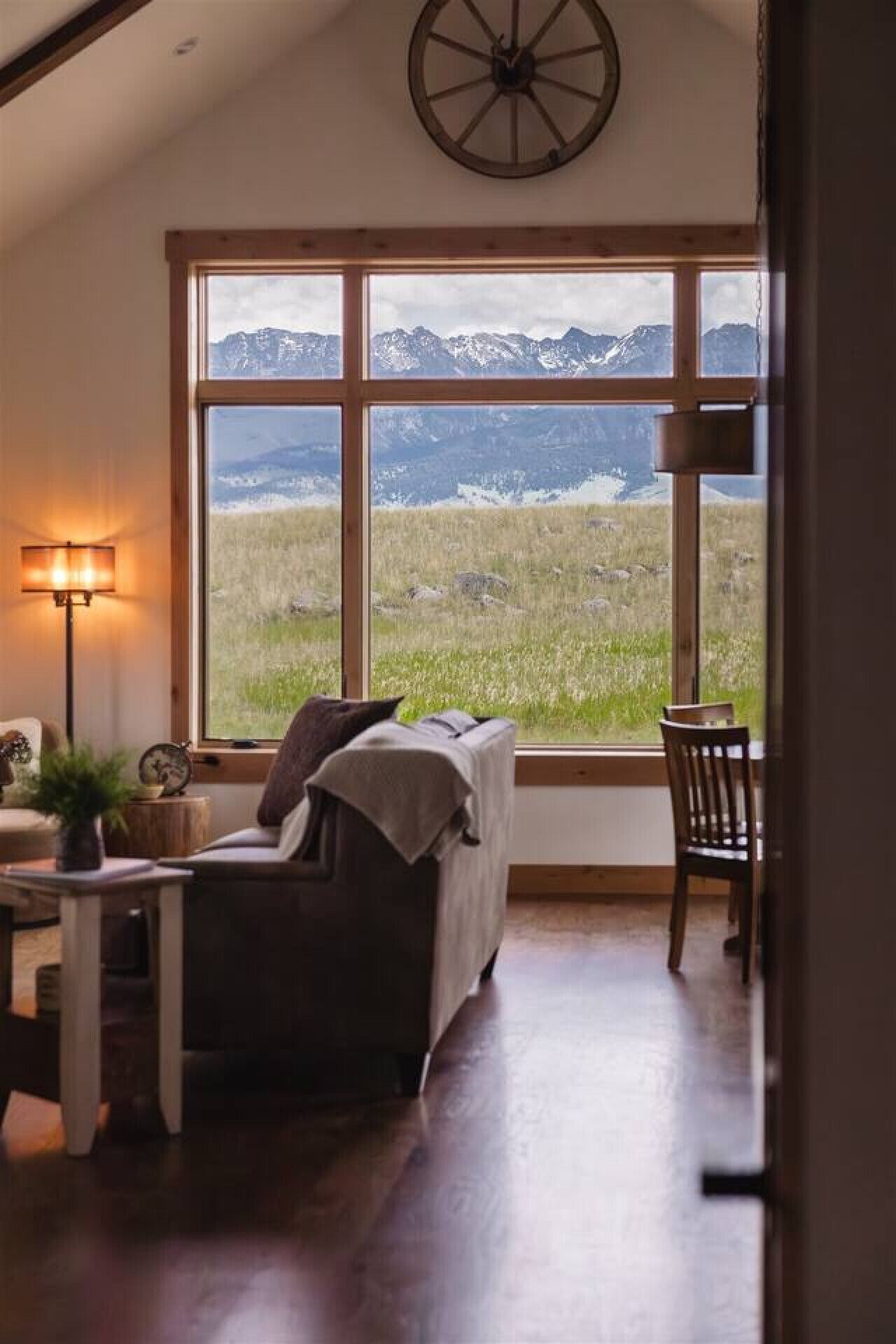 Smart-tv, eldstad och böcker