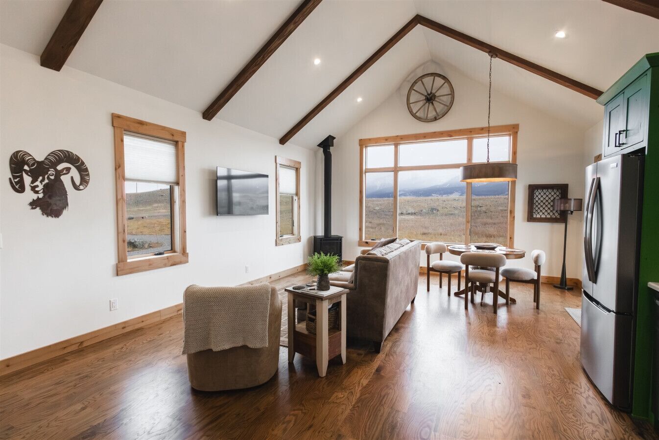 Smart-tv, eldstad och böcker