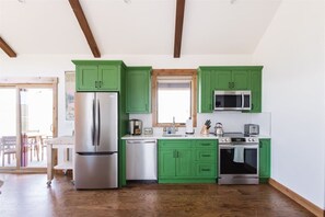 Fridge, microwave, oven, stovetop - Moss Rock Ridge | Quiet Luxury in Paradise Valley (Livingston)