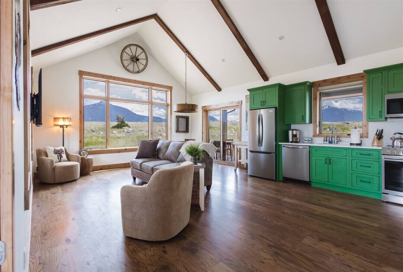 Smart TV, fireplace