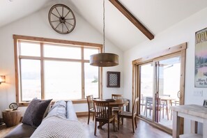 TV, fireplace - Moss Rock Ridge | Quiet Luxury in Paradise Valley - under 40 mins to Yellowstone (Livingston)