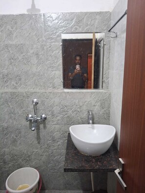 Doppia Deluxe | Bagno | Doccia, asciugamani, sapone, shampoo