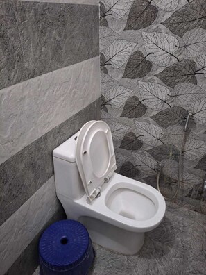 Kamar Double Deluks | Kamar mandi | Shower, handuk, sabun, dan sampo