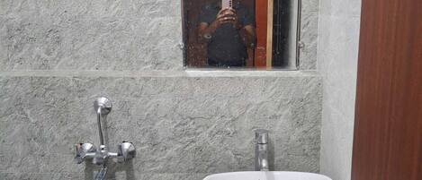 Deluxe Double Room | Bathroom | Shower, towels, soap, shampoo