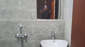 Dusj, håndklær, såpe og sjampo