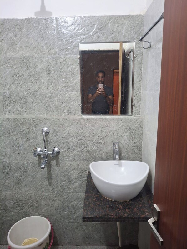 Pancuran mandi, tuala disediakan, sabun, syampu 