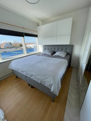 Tabla de planchar con plancha, acceso a internet y ropa de cama 
